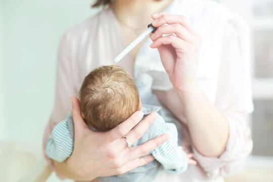 Mutter behandelt den Milchschorf ihres Babys mit LOYON® Mutter behandelt den Milchschorf ihres Babys mit LOYON®