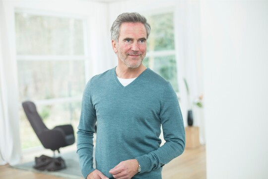 Mann leidet unter dem seborrhoischem Ekzem