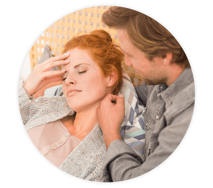 Ein Mann streichelt die Haut seiner Partnerin und zeigt ihr seine Zuneigung trotz Schuppenflechte.