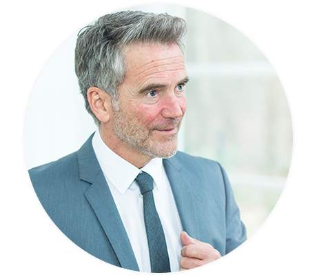 Mann leidet unter dem seborrhoischem Ekzem