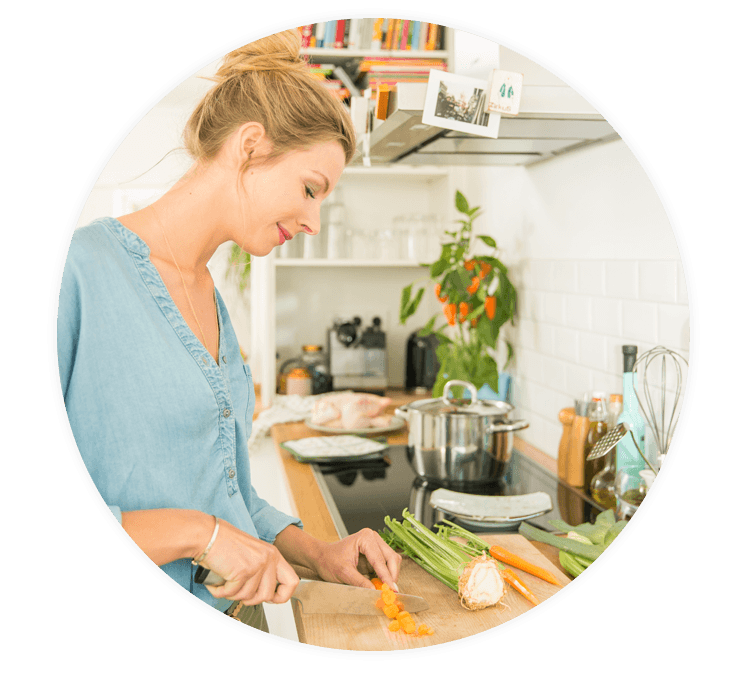 Frau schneidet Gemüse - Gesunde und ausgewogene Ernährung hat großen Einfluss auf Hauterkrankungen