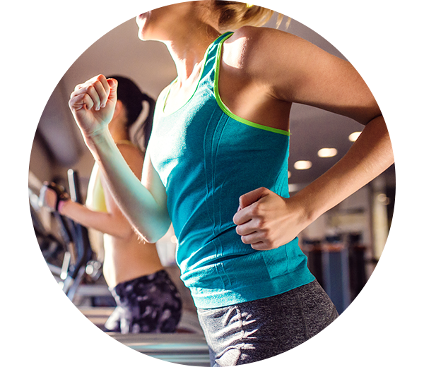 Frau mit Psoriasis treibt Sport in atmungsaktiver und bequemer Sportkleidung.