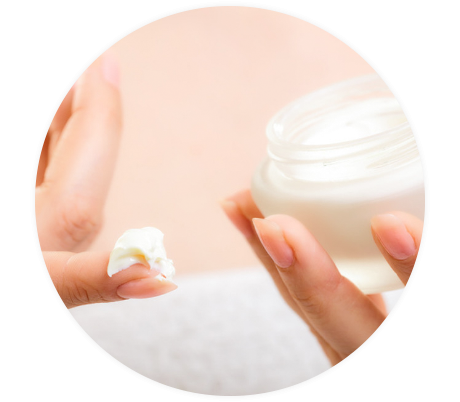 Frau verwendet rückfettende Salbe als Basistherapie zur Behandlung von Psoriasis (Schuppenflechte)