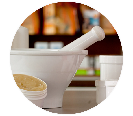 Dosen mit wirkstoffhaltigen Cremes zur topischen Therapie von Schuppenflechte